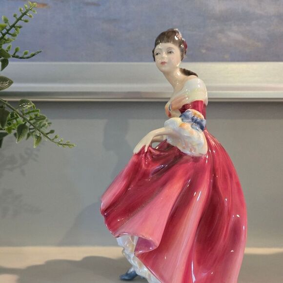 🎄🛍❤️ VINTAGE ROYAL DOULTON SOUTHERN BELLE FIGURINE - Picture 2 of 9